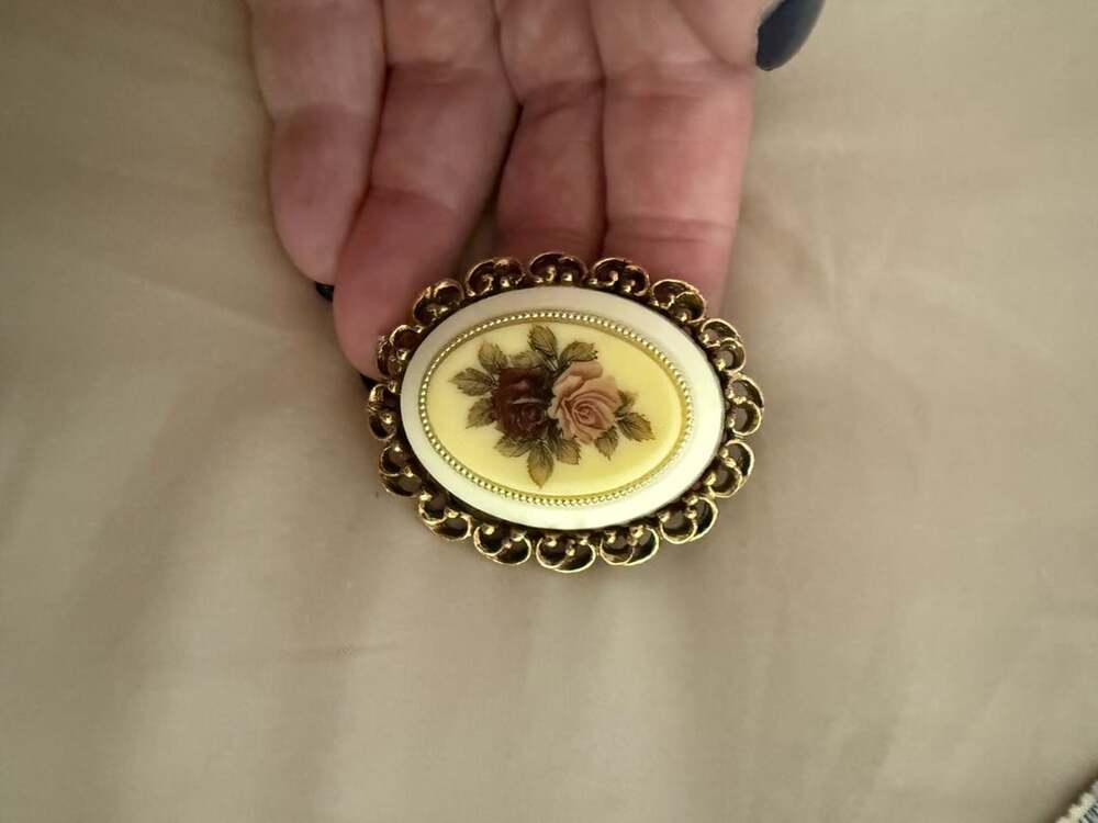 Vintage Oval Floral Cameo Brooch Gold Tone Filigree Frame